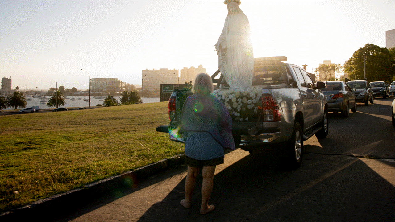 Maria camino de oración. La Virgen María sobre camioneta para hacer recorrido.