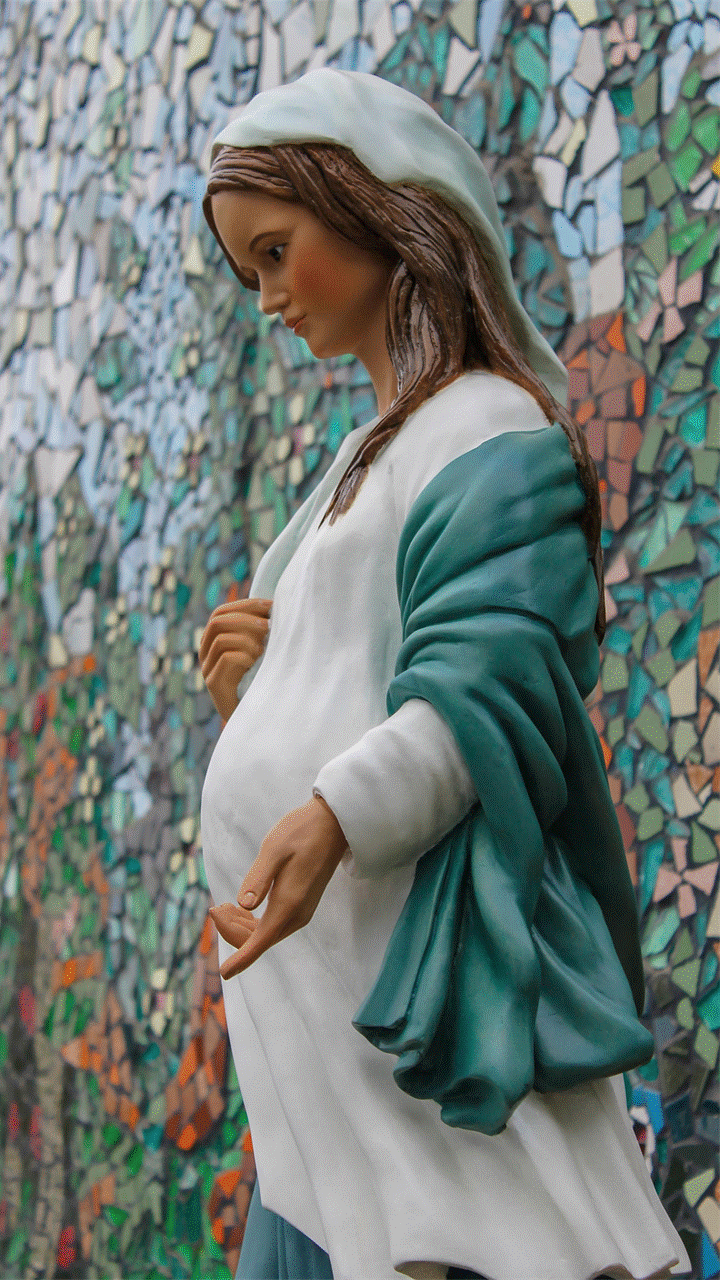 María en espera del nacimiento. Imagen de la Virgen María embarazada.