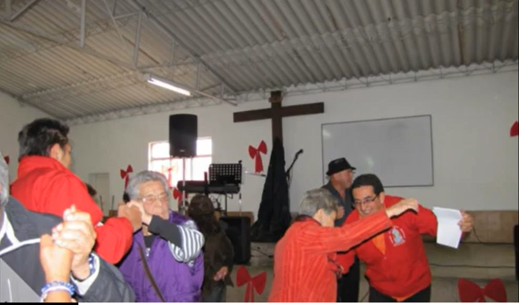 Celebración Día del Adulto Mayor. Personas mayores bailando en un salón